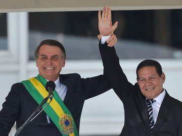 O presidente Jair Bolsonaro e o vice, Hamilton Mourão, sorridentes