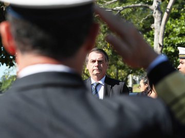 O PRESIDENTE JAIR BOLSONARO EM CERIMÔNIA MILITAR.