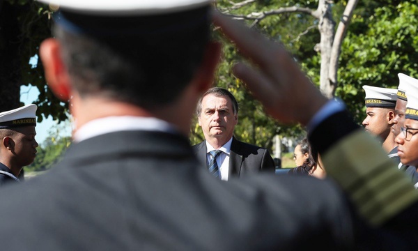 O PRESIDENTE JAIR BOLSONARO EM CERIMÔNIA MILITAR.