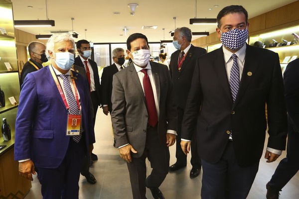 O vice-presidente Hamilton Mourão durante visita ao pavilhão de Portugal na Expo Dubai 2020.