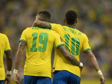 Seleção vence por 4 a 1 em reencontro com torcida brasileira