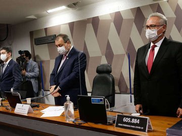 Senadores fizeram um minuto de silêncio no fim da sessão desta terça-feira, 26.