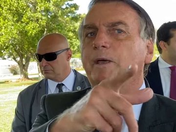 Bolsonaro ironiza distribuição de absorventes e debocha de mulheres