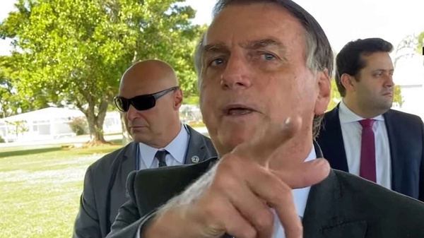 Bolsonaro ironiza distribuição de absorventes e debocha de mulheres