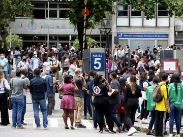 Candidatos chegam para o primeiro dia de prova do Enem no câmpus da UERJ, no Rio