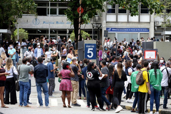 Candidatos chegam para o primeiro dia de prova do Enem no câmpus da UERJ, no Rio