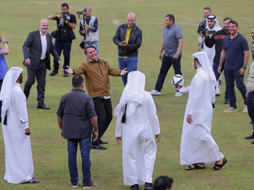 Comitiva de Bolsonaro em Dubai inclui filhos e aliados sem relação com o governo