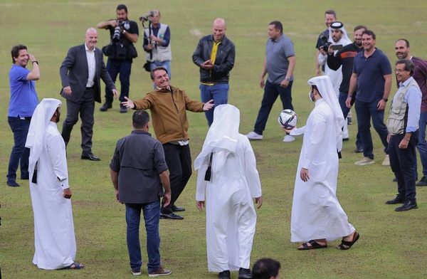 Comitiva de Bolsonaro em Dubai inclui filhos e aliados sem relação com o governo