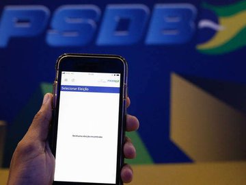 Existe a queixa dentro do partido que a demora na escolha do candidato está permitindo que outras forças políticas ocupem o espaço no cenário eleitoral.