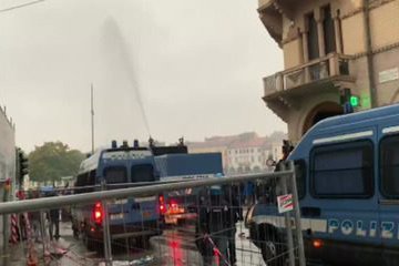 Polícia usa canhões de água para conter manifestantes contra Bolsonaro em Pádua, na Itália