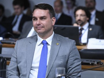 STJ anula decisões sobre "rachadinhas" envolvendo o senador Flávio Bolsonaro