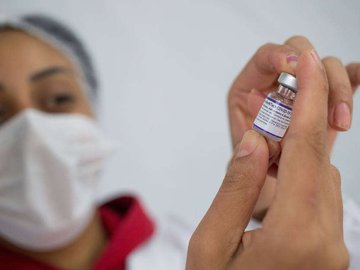 Estudo preliminar aponta que duas doses da Pfizer e da Coronavac não produzem anticorpos necessárias para barrar a variante Ômicron