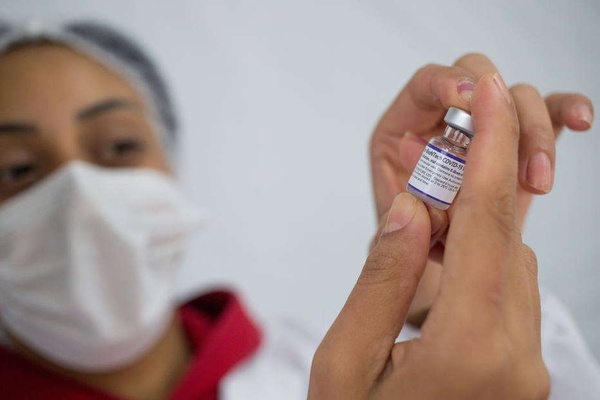 Estudo preliminar aponta que duas doses da Pfizer e da Coronavac não produzem anticorpos necessárias para barrar a variante Ômicron