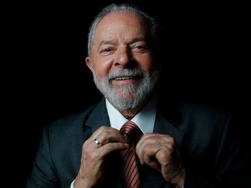 Ex-presidente Luiz Inácio Lula da Silva ajeita a gravata durante entrevista à Reuters em Sâo Paulo
