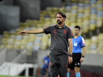 Mauricio Souza, técnico interino do Flamengo, terá time de garotos contra o Atlético-GO