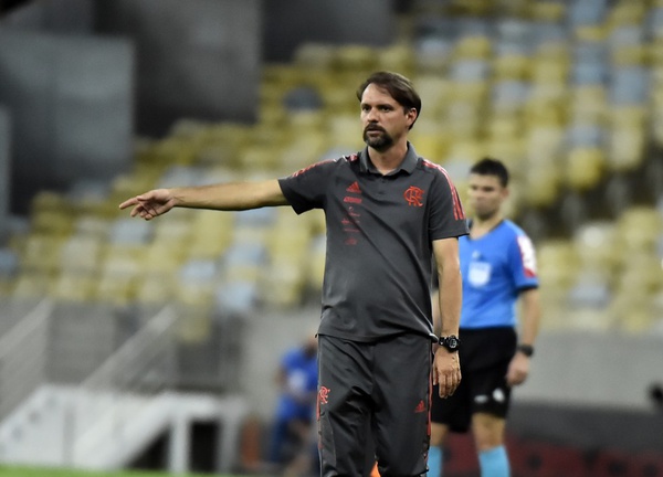 Mauricio Souza, técnico interino do Flamengo, terá time de garotos contra o Atlético-GO