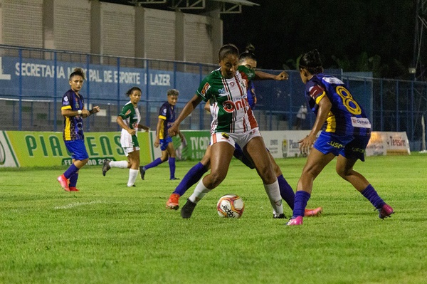 Time de futebol feminino é assaltado em saída de estádio e atleta é abusada