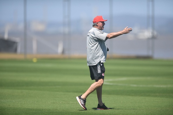 Abel Braga em treino do Inter no CT do Parque Gigante na segunda-feira