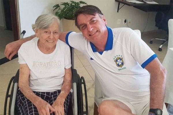 Mãe de Bolsonaro é vacinada contra covid no interior de SP