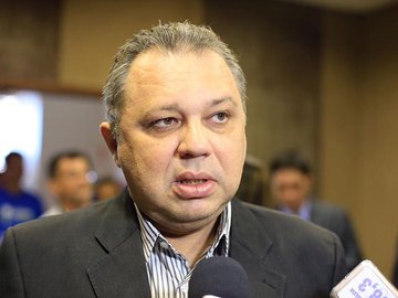 O secretário de estado da Saúde, Florentino Neto