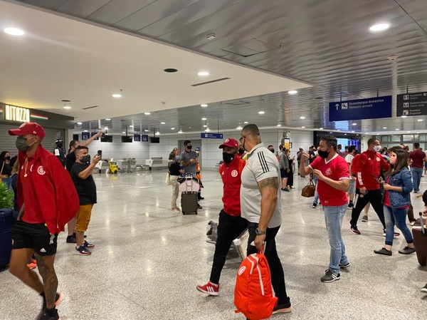 Rodinei em chegada do Inter a Porto Alegre