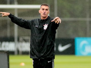 Vagner Mancini orienta jogadores do Corinthians durante treino