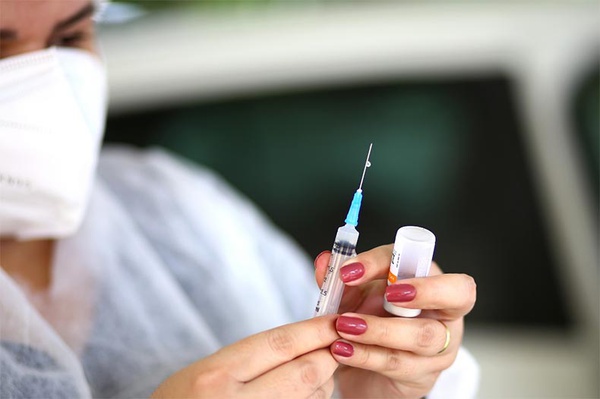 Atenção Primária a Saúde e Municípios da Sesapi, Herlon Guimarães, informou que o  Ministério da Saúde faz estimativa da quantidade de  vacina de acordo com a população determinada pelo IBGE.