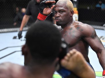 Derek Brunson venceu Kevin Holland por decisão unânime (49-45, 49-46 e 49-46)