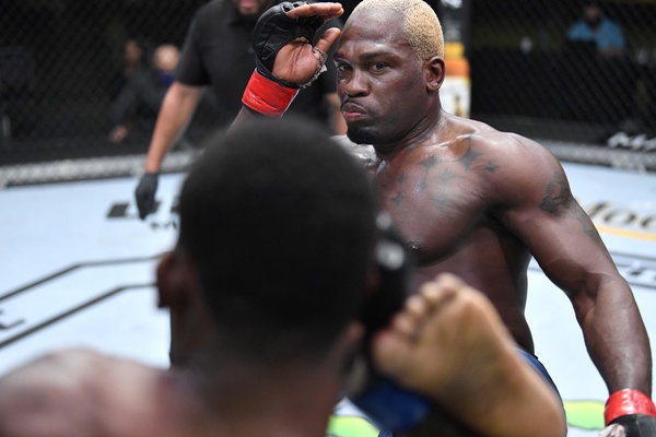 Derek Brunson venceu Kevin Holland por decisão unânime (49-45, 49-46 e 49-46)