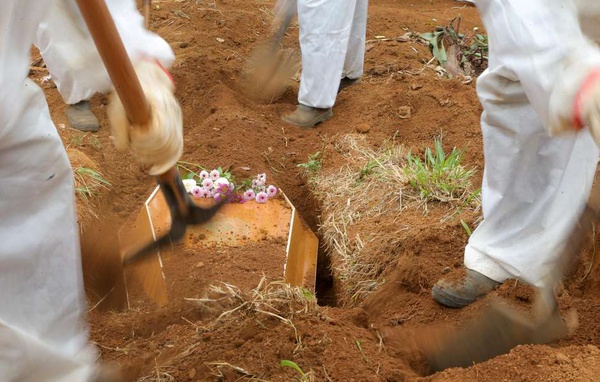 Nas últimas 24 horas, o País registrou 2.736 novas mortes pela doença