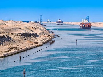 O Canal de Suez é uma das principais artérias econômicas do mundo, já que por ele passa mais de 12% do comércio mundial