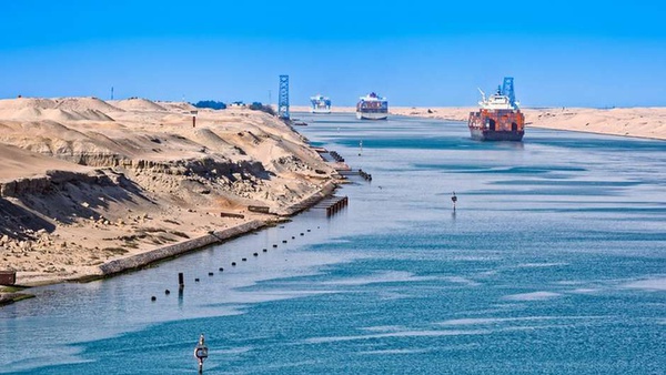O Canal de Suez é uma das principais artérias econômicas do mundo, já que por ele passa mais de 12% do comércio mundial