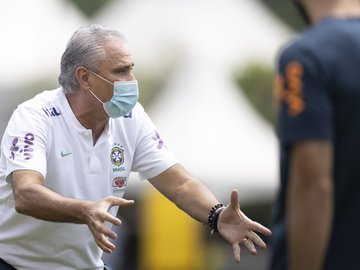 Tite, em treino da Seleção na última rodada dupla das eliminatórias: técnico convocaria a equipe nesta sexta