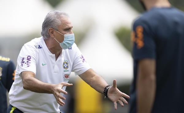 Tite, em treino da Seleção na última rodada dupla das eliminatórias: técnico convocaria a equipe nesta sexta