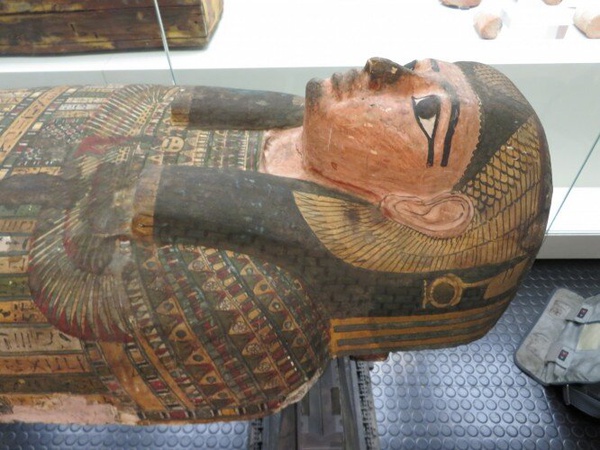 Caixão de Takabuti múmia revela detalhes de uma pessoa amada por sua família.