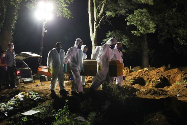 Enterro no cemitério da Vila Formosa, em São Paulo, em meio à pandemia de coronavírus 25/03/2021 REUTERS/Amanda Perobelli