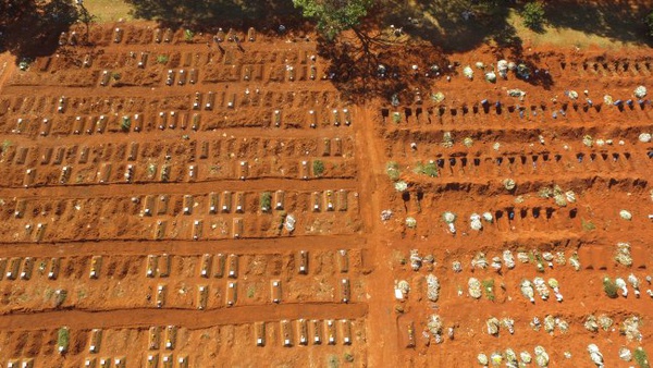 Imagem aérea de um cemitério em São Paulo, durante a pandemia
