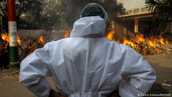 Nova variante do coronavírus, lentidão na vacinação, negligência com medidas preventivas e líderes políticos e religiosos minimizando a pandemia são fatores que contribuíram para a crise sanitária.