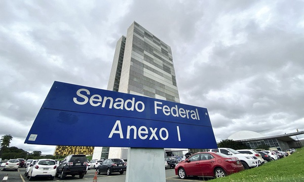 Propomos prever que poderá ser concedida licença compulsória quando não forem atendidas as necessidades de emergência nacional ou de interesse público