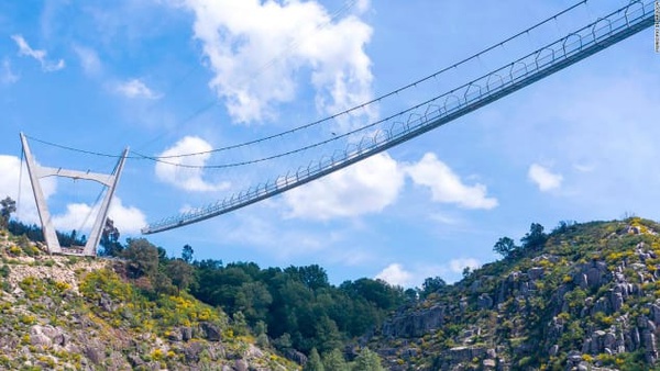 A 516 Arouca – assim chamada porque tem 516 metros de comprimento e fica na localidade de Arouca, uma hora a sul do Porto