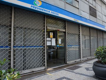 A tributação varia conforme a idade.