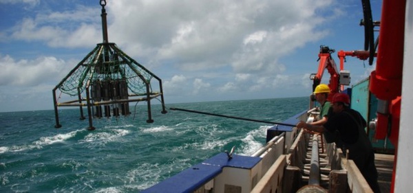 Coleta de amostras de sedimentos marinhos próxima à desembocadura do rio Parnaíba: resultados do estudo conduzido na USP ajudam a prever o futuro climático da região.