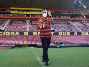 Ex-BBB Gil foi alvo de homofobia ao ser homenageado pelo Sport