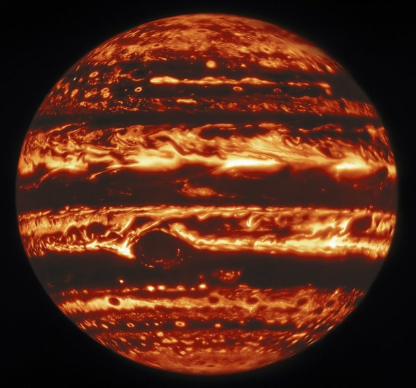 Júpiter em infravermelho, captado pelo observatório Gemini North, no Havaí: o planeta foi fotografado em três comprimentos diferentes de onda no mesmo momento.