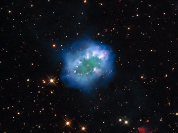 Nebulosa do Colar: joia cósmica originada pela interação de duas estrelas semelhantes ao nosso Sol.