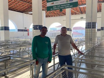 Prefeito Ae?cio Guedes no Mercado Municipal.