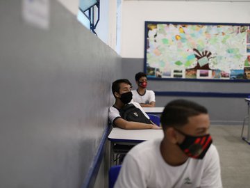 “Se tem uma criança infectada, como as escolas tendem a ser ambientes fechados, há muita dispersão do vírus ali”