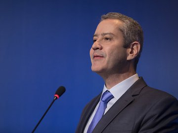 A pressão contra o presidente Caboclo vinha também de fora de campo.