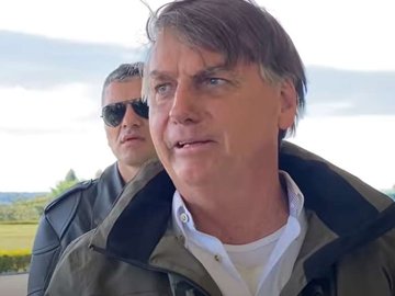 Bolsonaro fala com apoiadores após passeio de moto