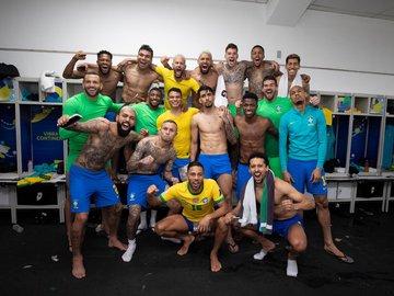 Jogadores fazem pose no vestiário depois da vitória no Nilton Santos